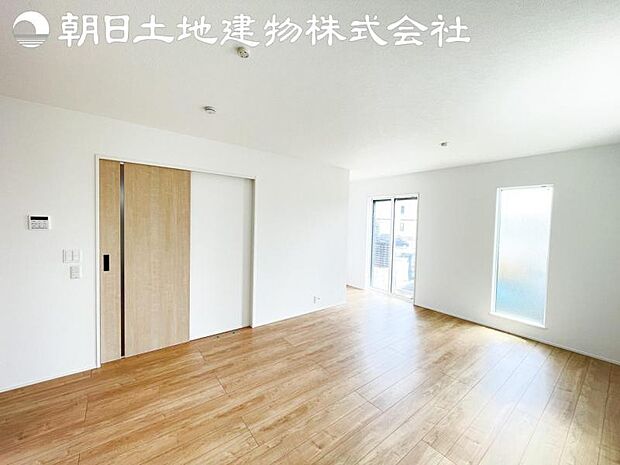 【リビング】開口部からたくさんの採光が望める快適空間となりご家族が集まりやすいリビングです。