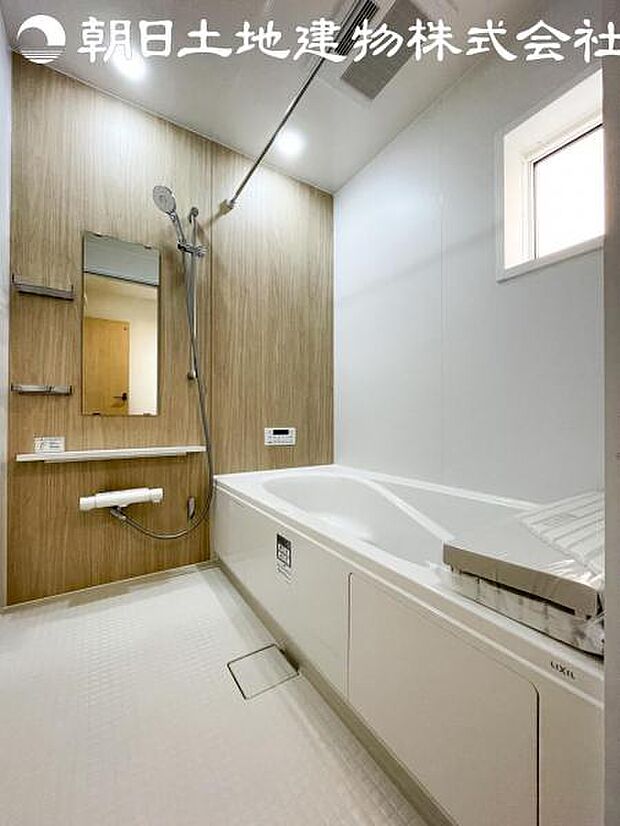 【浴室】浴室はアクセントパネルで落ち着いた印象です。窓から採光もとれていてさわやかな気持ちで入浴できます。