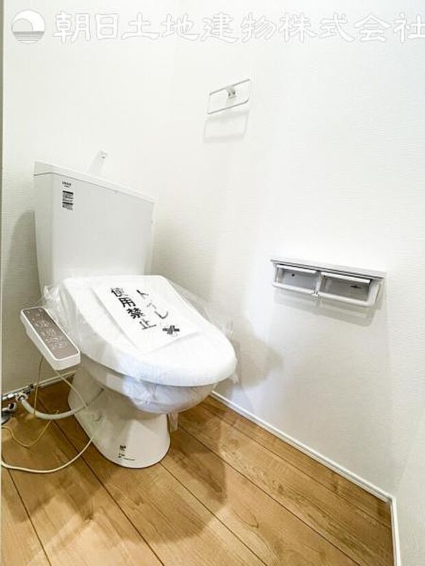 【トイレ】洗浄機能つきのお手洗いは2か所ございます。朝の忙しい時間や来客時に重宝します。