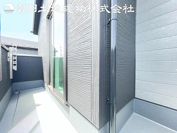 【バルコニー】日当りよく、心地良い風に吹かれてホッと一息ついてください。