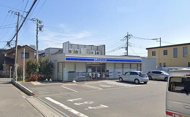 【ローソン 伊勢原東成瀬西店】300m 駐車場が広くて利用しやすいです。品揃えも良く便利です。