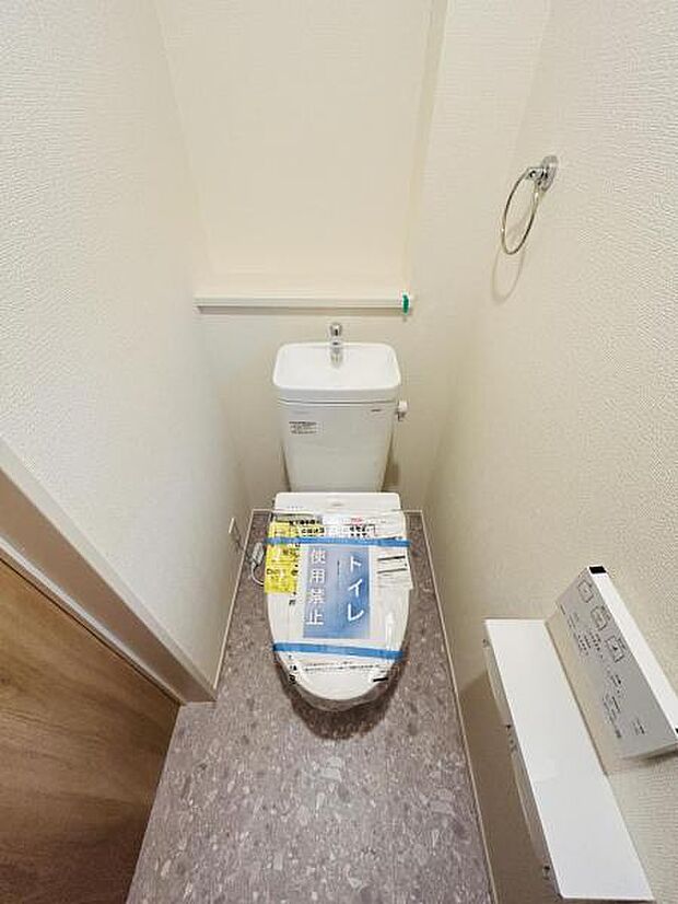 【トイレ】洗浄機能つきのお手洗いは2か所ございます。朝の忙しい時間や来客時に重宝します。