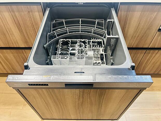 【ビルトイン食洗器】手洗いより楽以外に、手洗いでは難しい50度以上の高温できれいに洗えて更に除菌効果も。