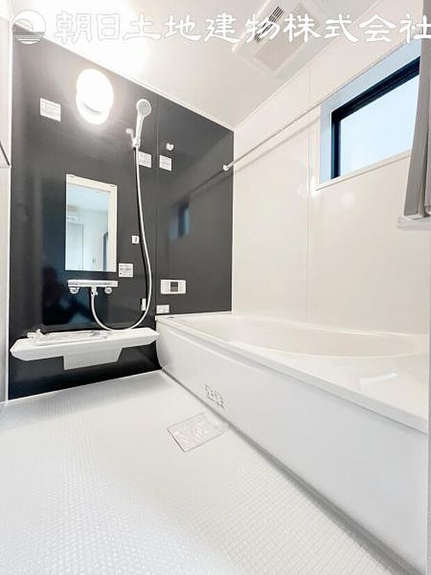 【浴室】浴室はアクセントパネルで落ち着いた印象です。窓から採光もとれていてさわやかな気持ちで入浴できます。