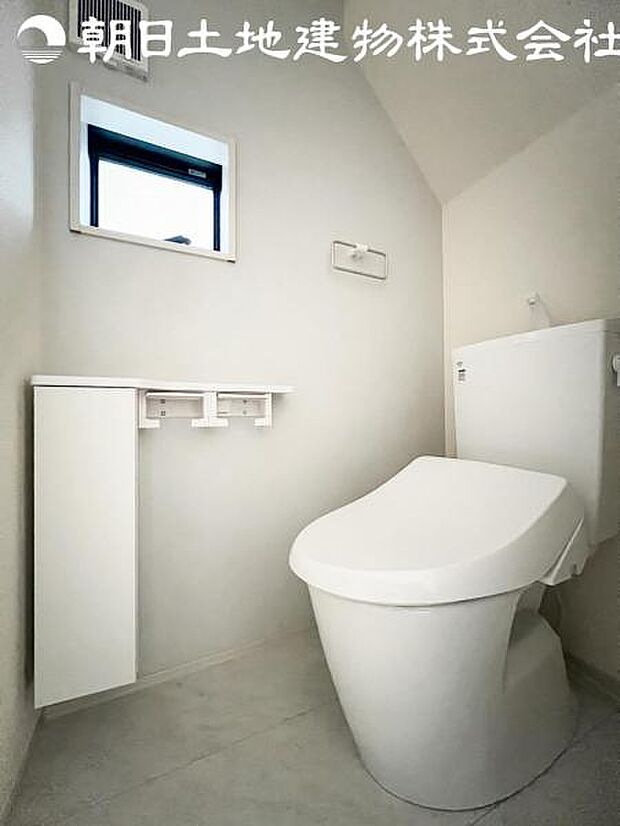 【トイレ】洗浄機能つきのお手洗いは2か所ございます。朝の忙しい時間や来客時に重宝します。