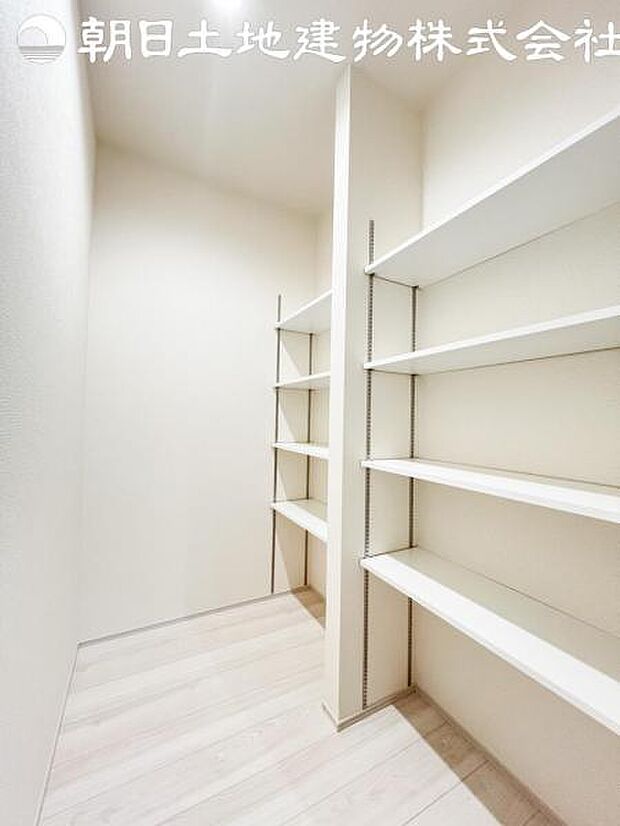 【パントリー】大型のパントリーは食品などはもちろん、食器などもしまえるので使い勝手の良いスペースです。