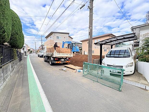【前面道路を含む現地外観】