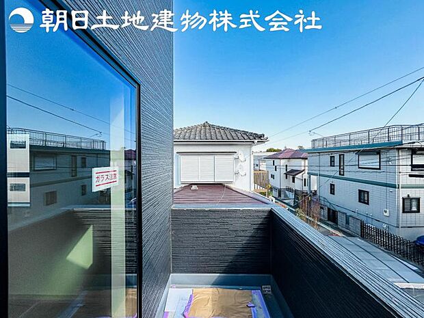 【バルコニー】日当りよく、心地良い風に吹かれてホッと一息ついてください。