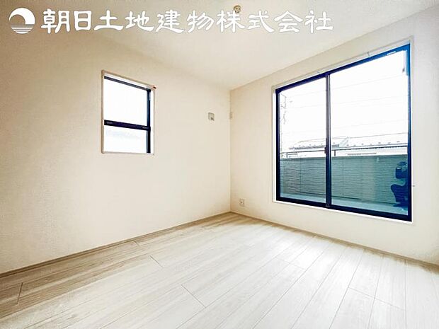 【洋室】バルコニーに面した掃出し窓があるため、光を取り込み明るいお部屋となっております。