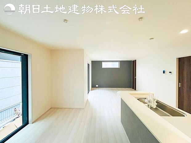 【リビング】開口部からたくさんの採光が望める快適空間となりご家族が集まりやすいリビングです。