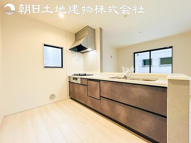 【キッチン】明るく開放感があるキッチンはリビングが見渡せる対面キッチンを採用。いつでもご家族を感じながらお料理できます。