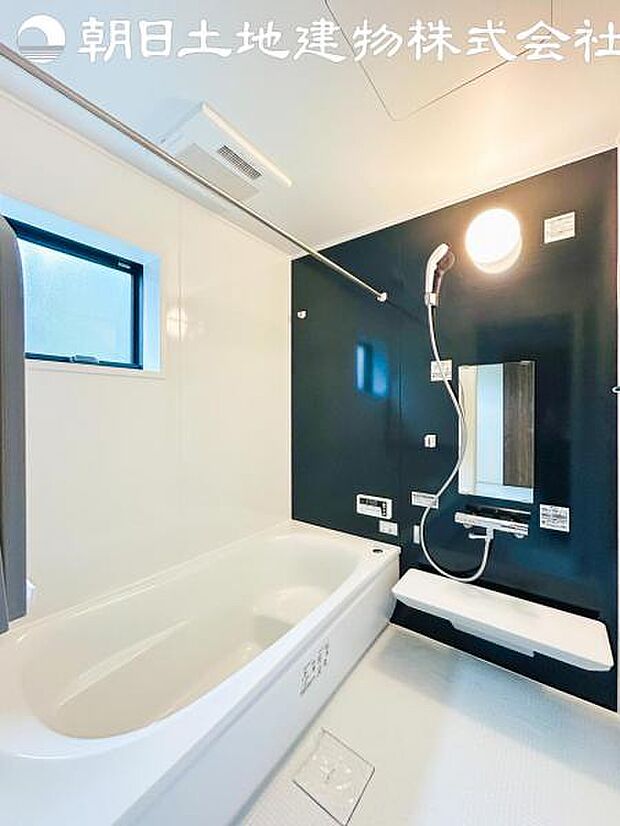 【浴室】一日の疲れを心身ともに癒してくれるリラックス空間は半身浴でゆっくりおくつろぎ頂けます。