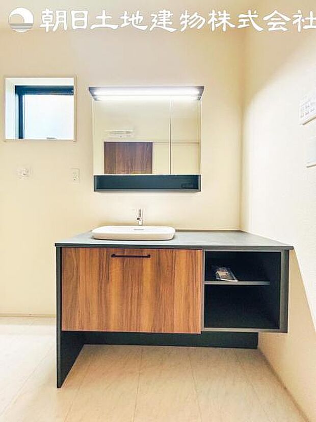 【洗面台】さわやかに気持ちよく1日が始められるように、機能性とデザイン性を両立した洗面化粧台です。