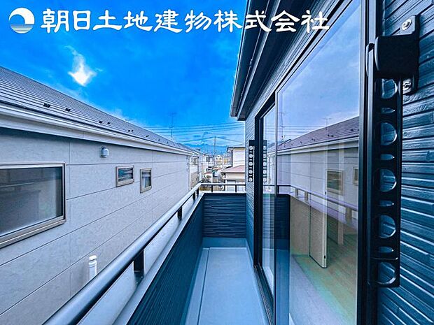 【バルコニー】人気のワイドバルコニーを採用しております。洗濯物が多いご家族でも安心ですね。