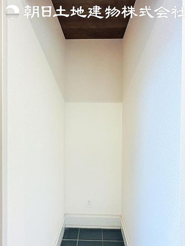 【シューズインクローゼット】シューズボックスには入りきらないブーツなどはもちろん、ベビーカーなども片付けができます。