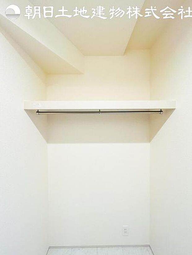 【ファミリークローゼット】かなりの広さがございますので上手に利用してお部屋を広く使ってください。