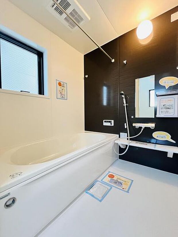 【浴室】一日の疲れを心身ともに癒してくれるリラックス空間は半身浴でゆっくりおくつろぎ頂けます。