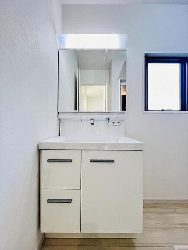 【洗面台】さわやかに気持ちよく1日が始められるように、機能性とデザイン性を両立した洗面化粧台です。