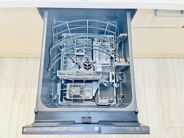 【ビルトイン食洗機】洗浄から乾燥までボタン一つで完結する食洗機付き。大変な洗い物がぐっと短く済みます！