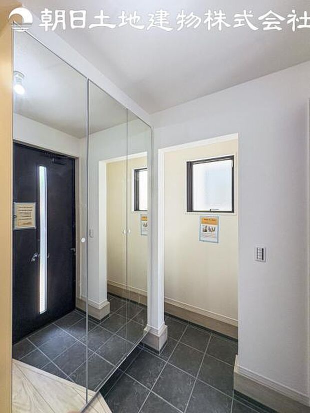 【玄関】玄関スペースもゆとりある空間を確保です。