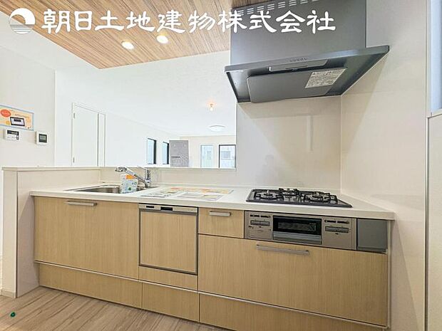 【キッチン】洗礼されたスタイリッシュなデザイン性と使いやすさを備えたキッチンです。