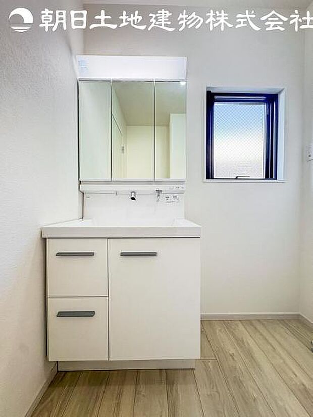 【洗面台】さわやかに気持ちよく1日が始められるように、機能性とデザイン性を両立した洗面化粧台です。