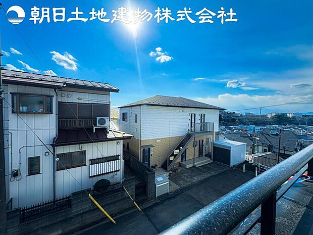 【眺望】低層住宅が建ち並ぶ美しい街並みを一望できる眺め。日当りよく、心地良い風に吹かれてホッと一息ついてください。