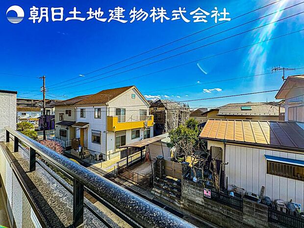 【眺望】低層住宅が建ち並ぶ美しい街並みを一望できる眺め。日当りよく、心地良い風に吹かれてホッと一息ついてください。
