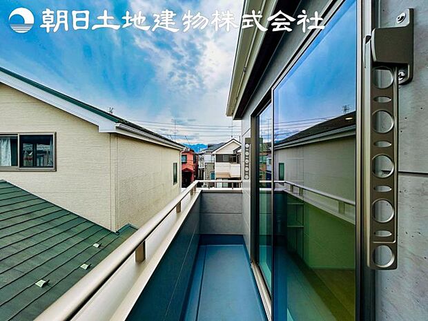 【バルコニー】人気のワイドバルコニーを採用しております。洗濯物が多いご家族でも安心ですね。