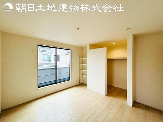 【洋室】道行く人の視線を気にせず暮らせる安心感。そして窓から見える空がさらなる解放感を演出します。