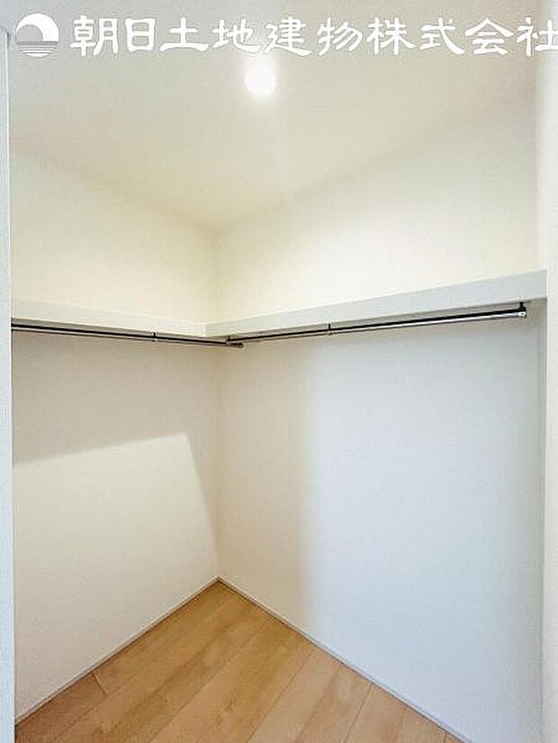 【ウォークインクローゼット】大容量の収納は、お洋服好きの方にもおすすめです。