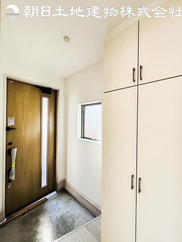 【玄関】白を基調とした玄関です。靴箱もゆったり広々です。