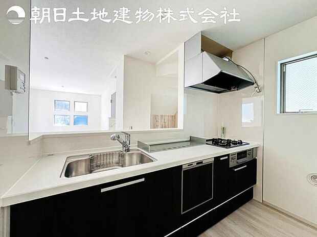 【キッチン】明るく開放感があるキッチンはリビングが見渡せる対面キッチンを採用。いつでもご家族を感じながらお料理できます。