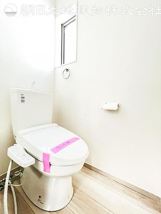 【トイレ】洗浄機能つきのお手洗いは2か所ございます。朝の忙しい時間や来客時に重宝します。