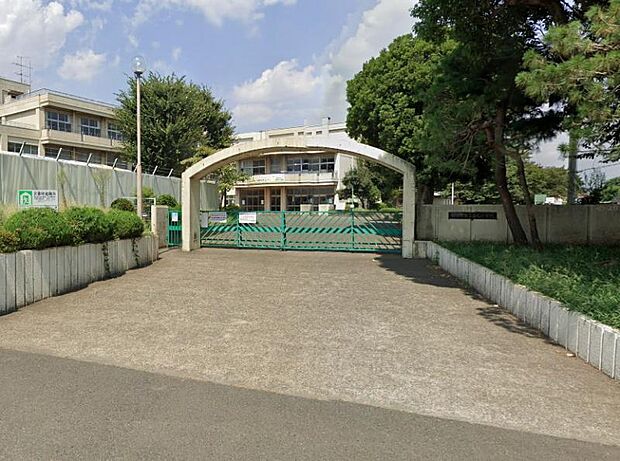 【若松小学校】350ｍ　豊かな心で生き生きと活動をする子を目標とした小学校です。