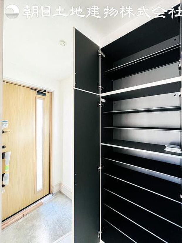 【シューズボックス】大容量のシューズボックスは高さも変えられるのでブーツなどもしまえます。