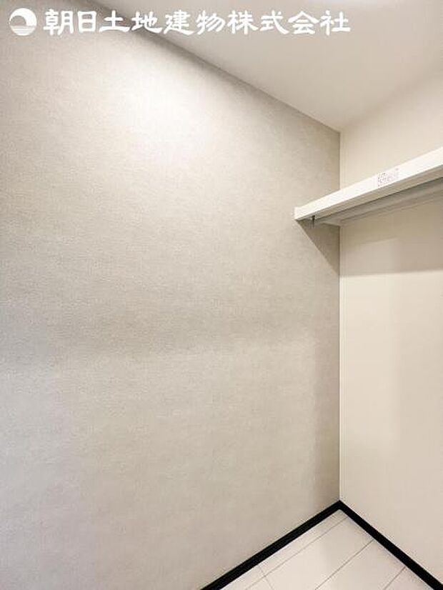 【ウォークインクローゼット】大容量の収納は、お洋服好きの方やお荷物が多い方にも安心です。