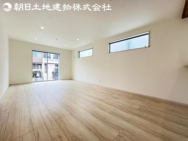 【リビング】静寂も喧騒も楽しめるご家族のお気に入りの大空間。いつまでもその場にいたくなる心地よさがご家族を繋げます。