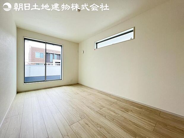【洋室】バルコニーに面した掃出し窓があるため、光を取り込み明るいお部屋となっております。