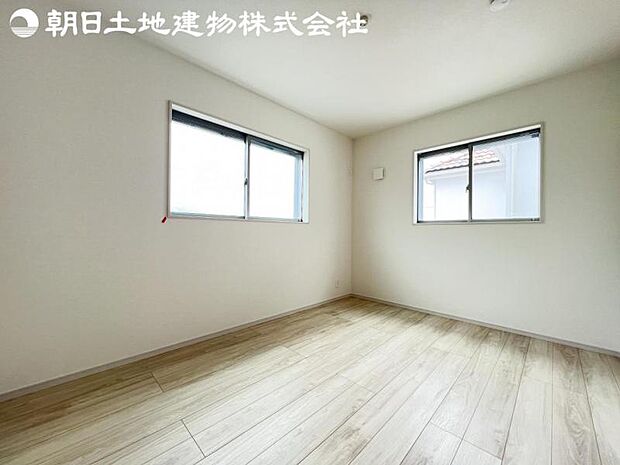 【洋室】2面より光を取り込み明るいお部屋となっております。
