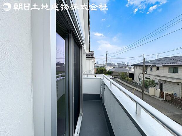 【バルコニー】日当りよく、心地良い風に吹かれてホッと一息ついてください。