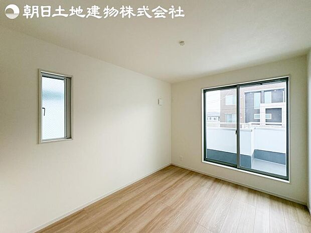【洋室】バルコニーに面した掃出し窓があるため、光を取り込み明るいお部屋となっております。