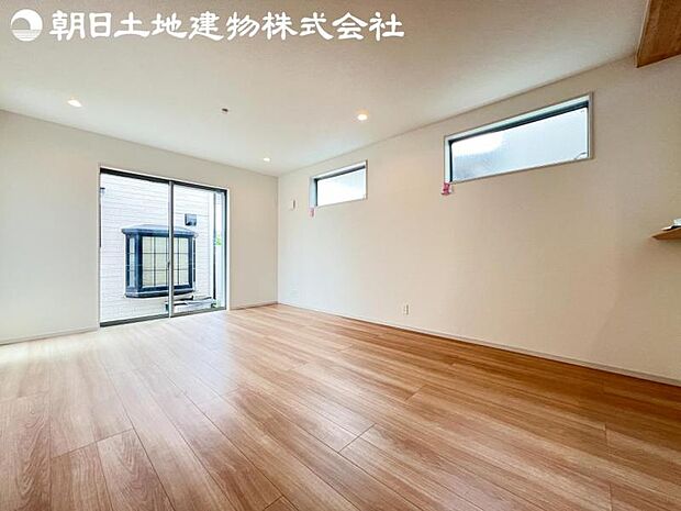 【リビング】開口部からたくさんの採光が望める快適空間となりご家族が集まりやすいリビングです。