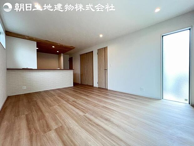 【リビング】静寂も喧騒も楽しめるご家族のお気に入りの大空間。いつまでもその場にいたくなる心地よさがご家族を繋げます。