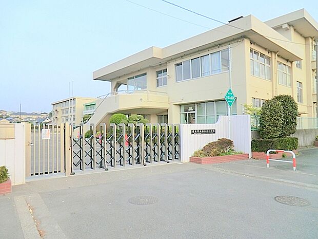 【厚木市立依知南小学校】1100m 周りの道路もそんなに交通量も多くないので安全です。