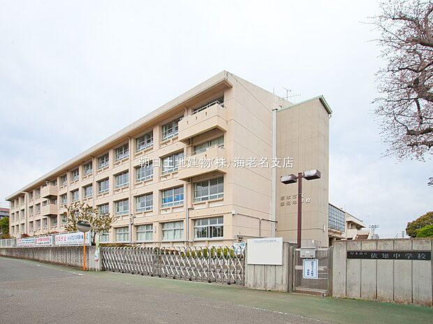 【厚木市立依知中学校】1300m 郊外の街中にあるので、周りの道路も安全な道が多いです。 依知中学校はとても校舎も大きくて、グラウンドも広く良い環境です。