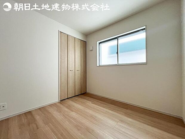 【洋室】道行く人の視線を気にせず暮らせる安心感。そして窓から見える空がさらなる解放感を演出します。
