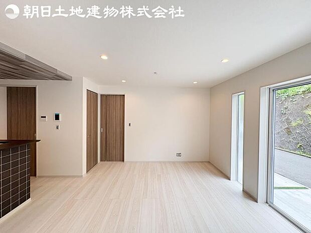 【リビング】開口部からたくさんの採光が望める快適空間となりご家族が集まりやすいリビングです。