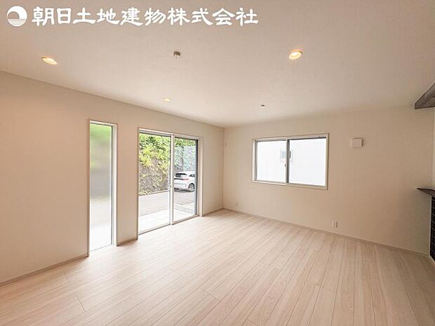 【リビング】静寂も喧騒も楽しめるご家族のお気に入りの大空間。いつまでもその場にいたくなる心地よさがご家族を繋げます。