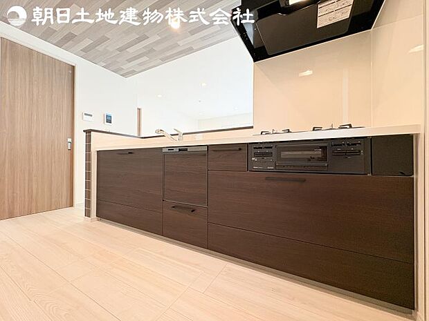 【キッチン】明るく開放感があるキッチンはリビングが見渡せる対面キッチンを採用。いつでもご家族を感じながらお料理できます。